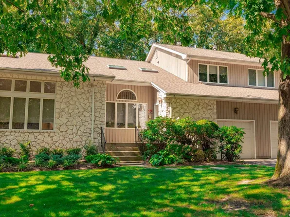 5 Stone Gate #5, Smithtown, NY 11787