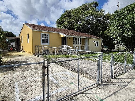 2nd image of 610 E 6th Pl