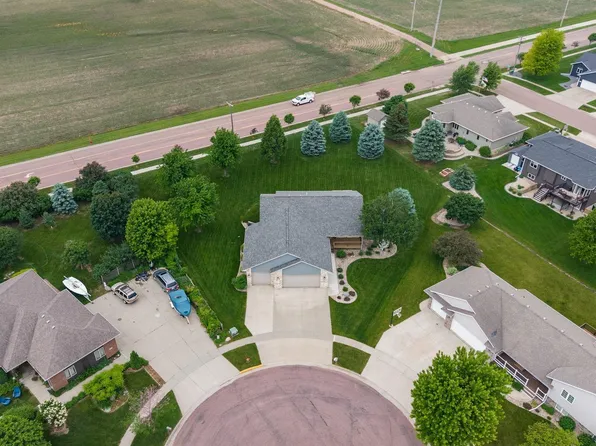 507 Erin Cir, Hartford, SD 57033