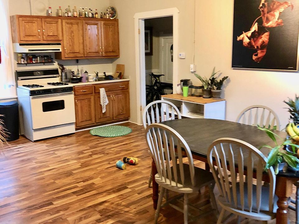 Huge eat-in kitchen with pantry. We've bought a new stove since this photo was taken.