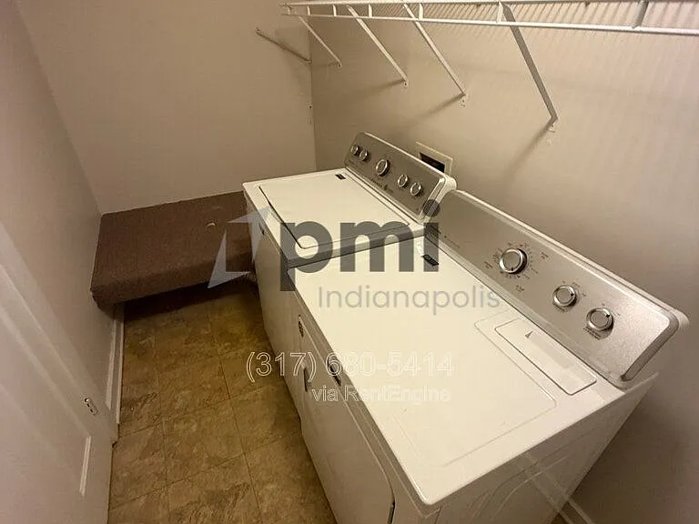233 N East St — Photo 44