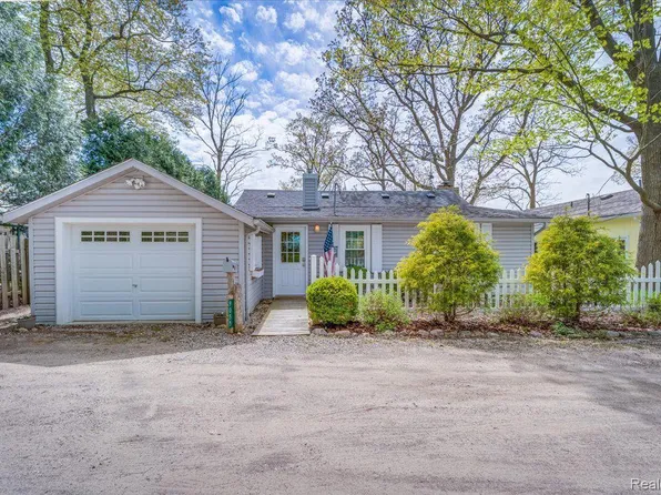 9055 Clinton St, Holly, MI 48442