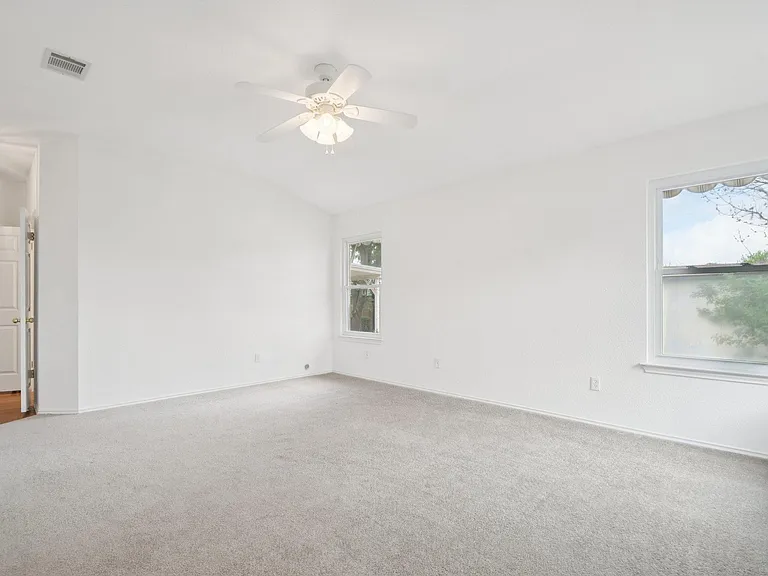 1300 Leah Ln — Photo 32