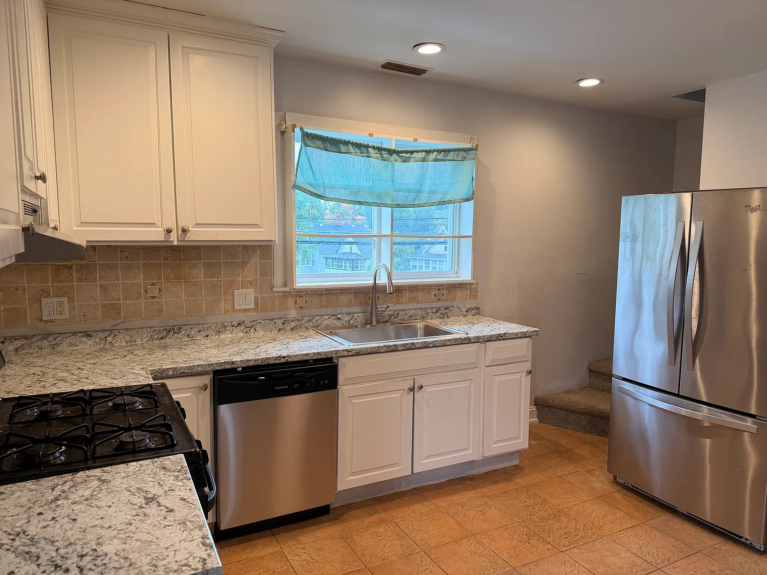 3 bed, 1350 sqft, $2,000 — Photo 2