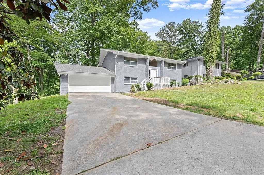 4 bed, 2.0 bath, 2262 sqft, $2,900 — Photo 1