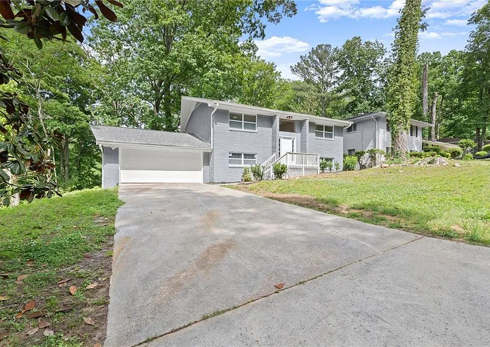 495 Larchmont Cir NW