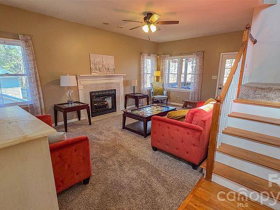 4th image of 28 Sweetbriar Ct