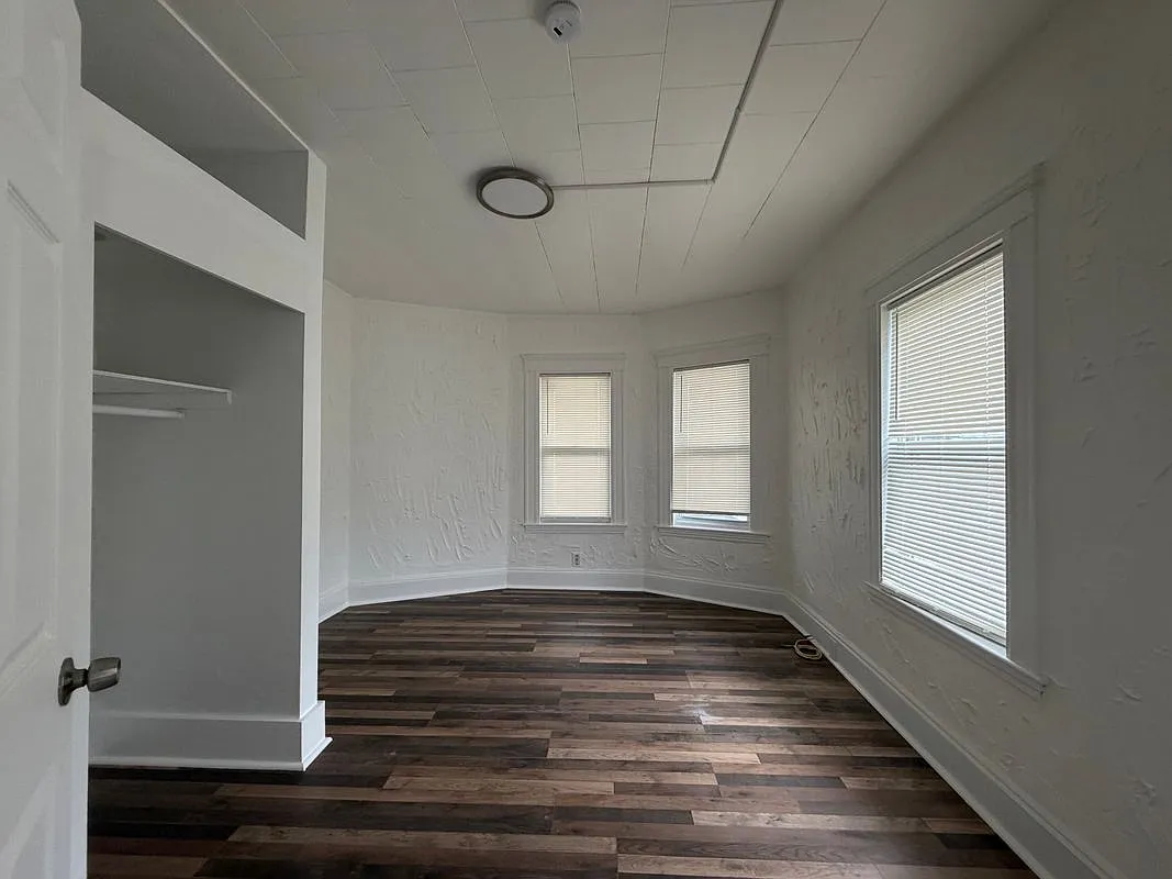 4 bed, 1.0 bath, 1100 sqft, $4,000 — Photo 2