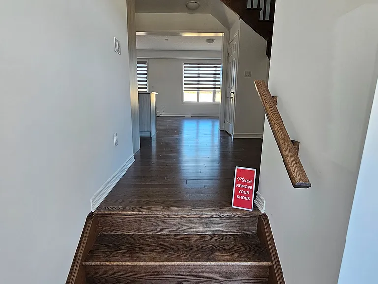 879 Amand Dr — Photo 3