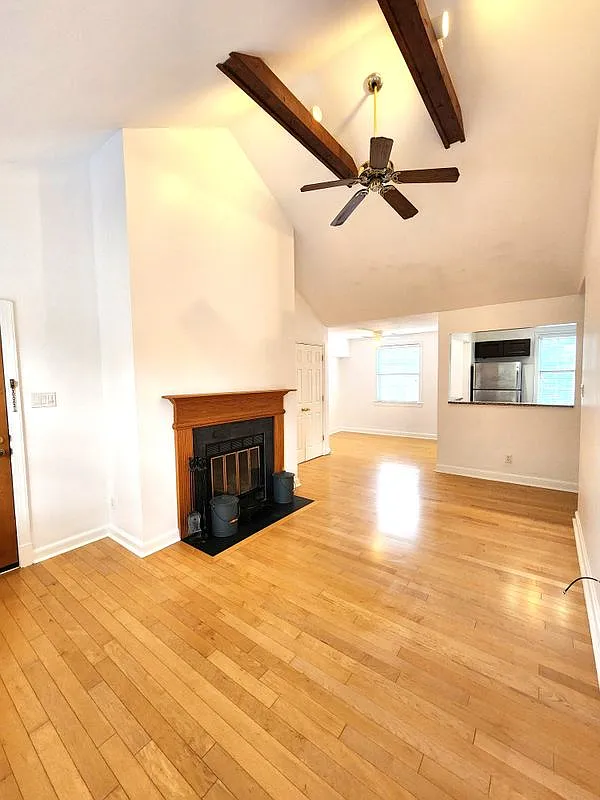 1 bed, 1.0 bath, 642 sqft, $2,100 — Photo 2