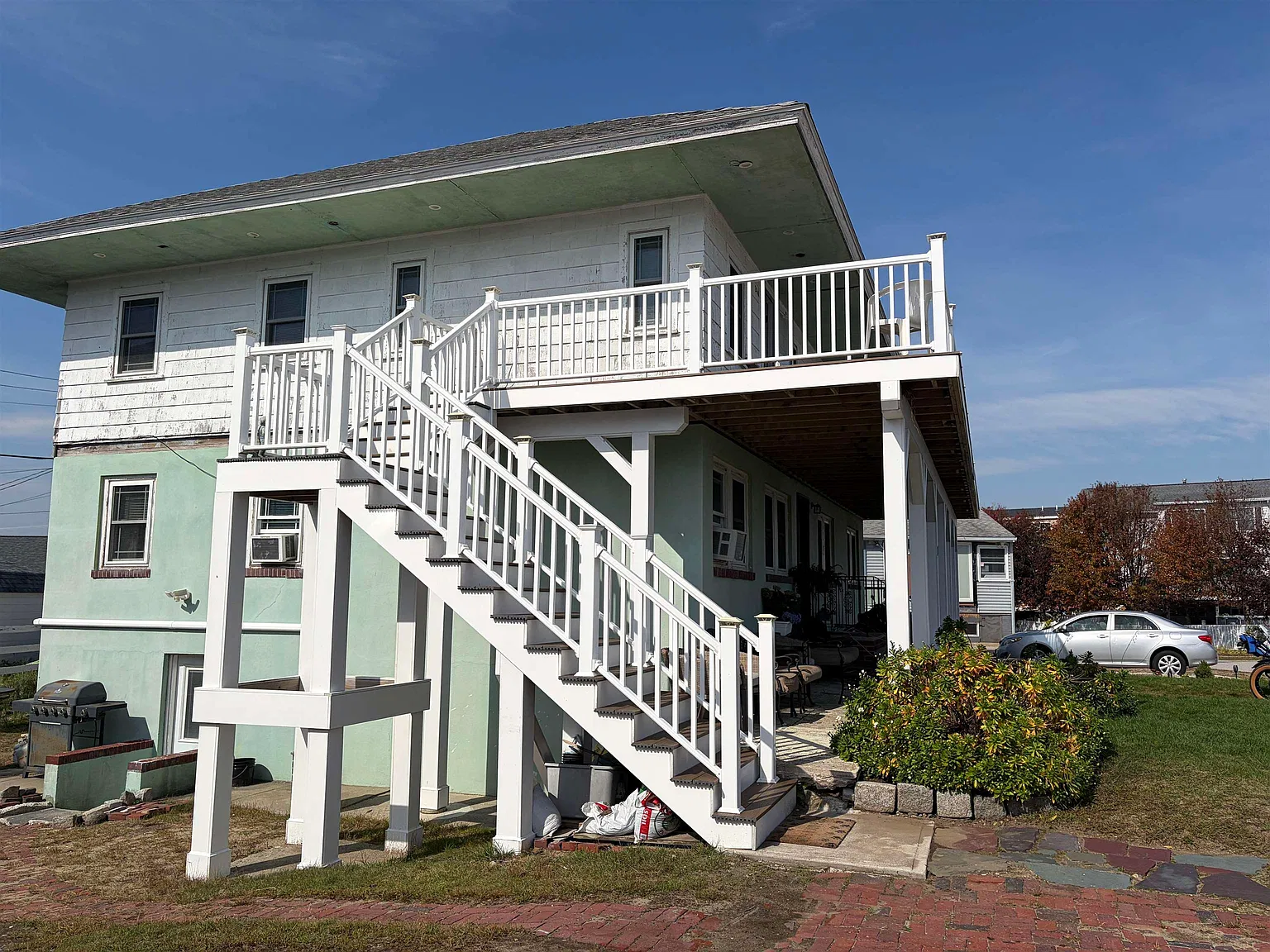 3 bed, 1.0 bath, 2316 sqft, $2,500 — Photo 2