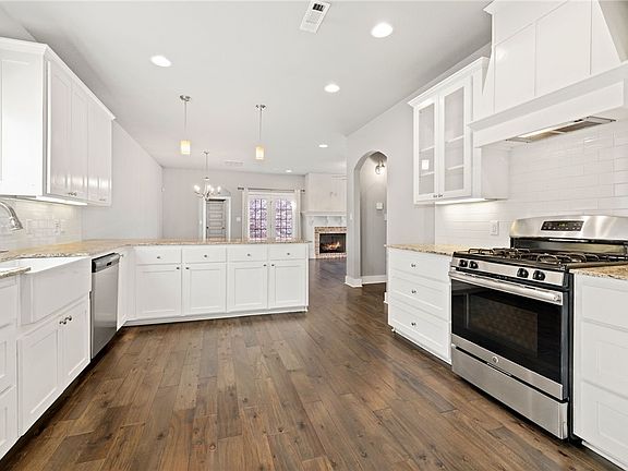 5th image of 383 N Mountain Ranch Blvd