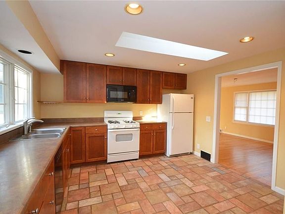 5th image of 4 Meadow Wood Dr