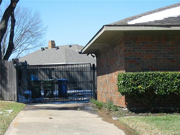 3rd image of 415 Candlewood Ln