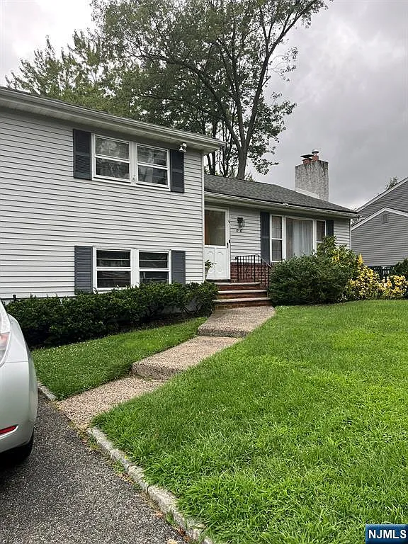 4 bed, 2.5 bath, $4,800 — Photo 1