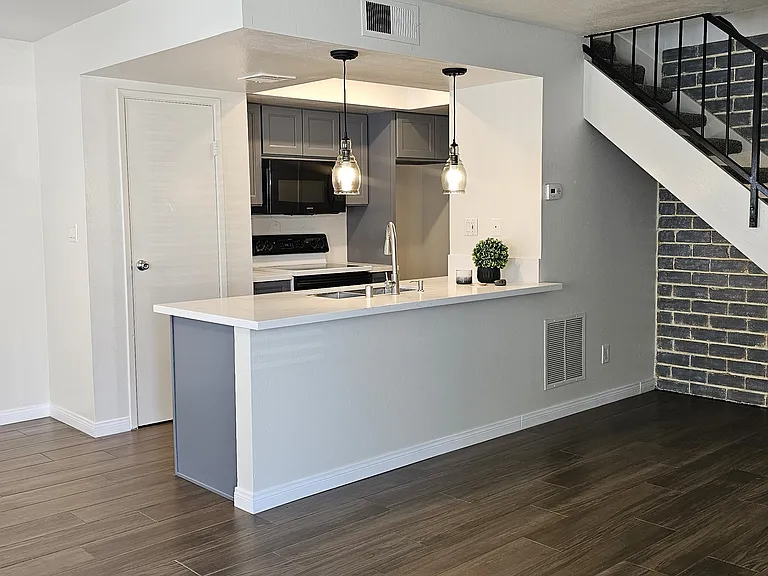 2948 Winfield Ave — Photo 2