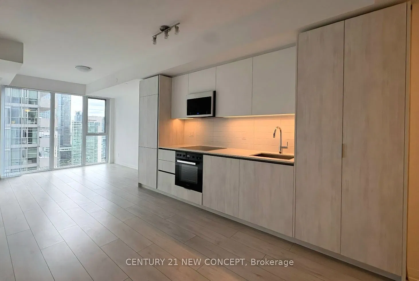 400 King West — Photo 3