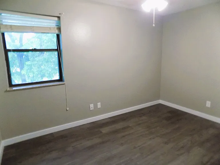 115 Belmont Dr — Photo 12