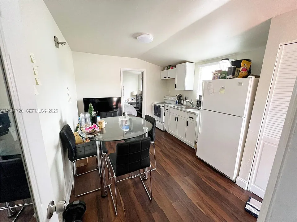 320 SW 4th Ave #B