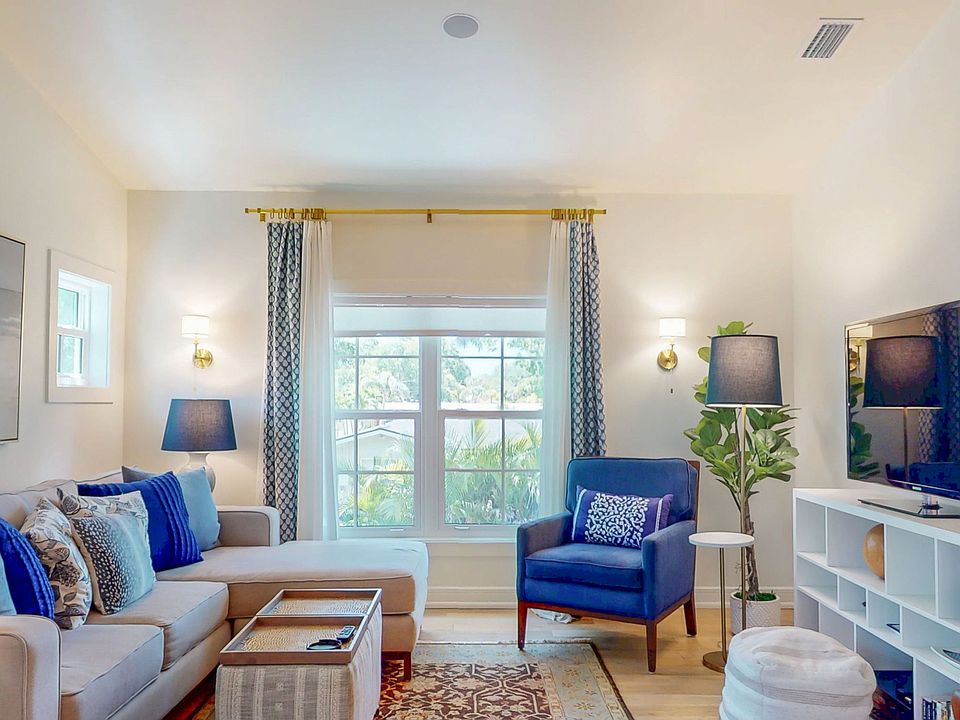 1st image of 250 33rd Ave N #1