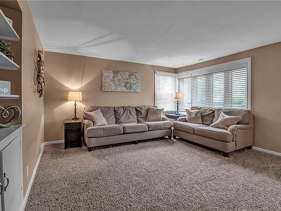 4th image of 1046 Parkhurst Blvd