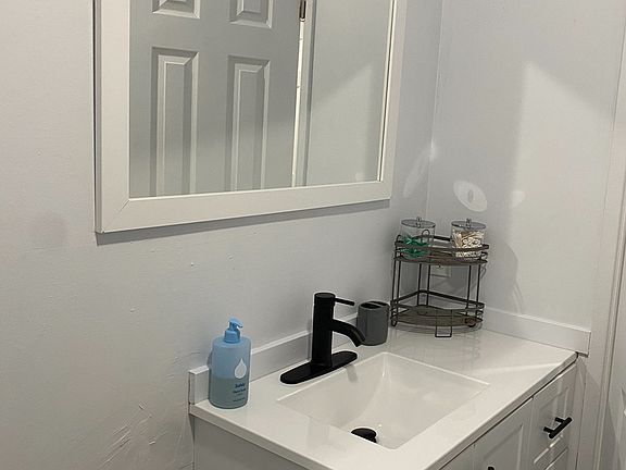 4th image of 485 Waianuenue Ave APT 240