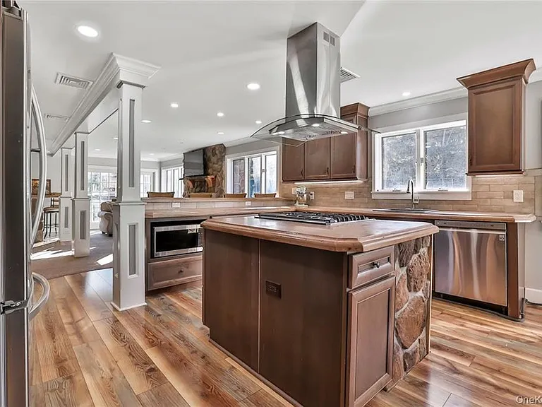 245 E Townline Rd — Photo 3