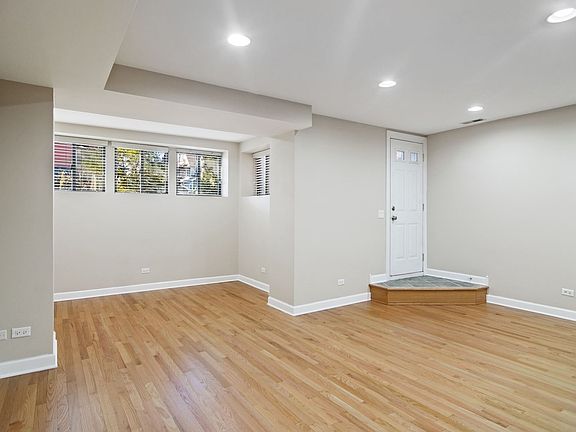 3rd image of 4647 N Wolcott Ave APT G
