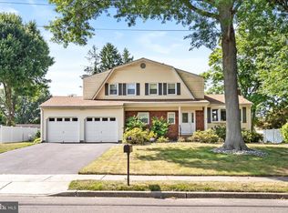 9 Deacon Dr, Hamilton, NJ 08619