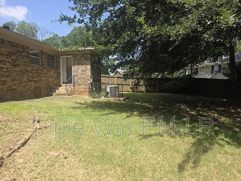318 W Bell St — Photo 40