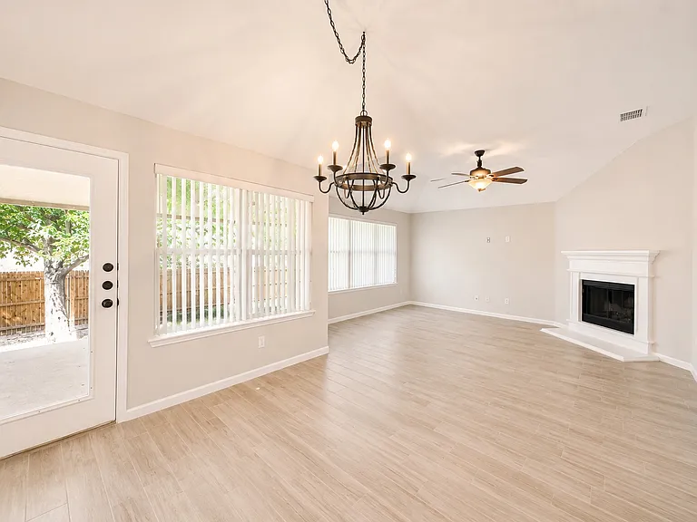 113 Ellicott Dr — Photo 5