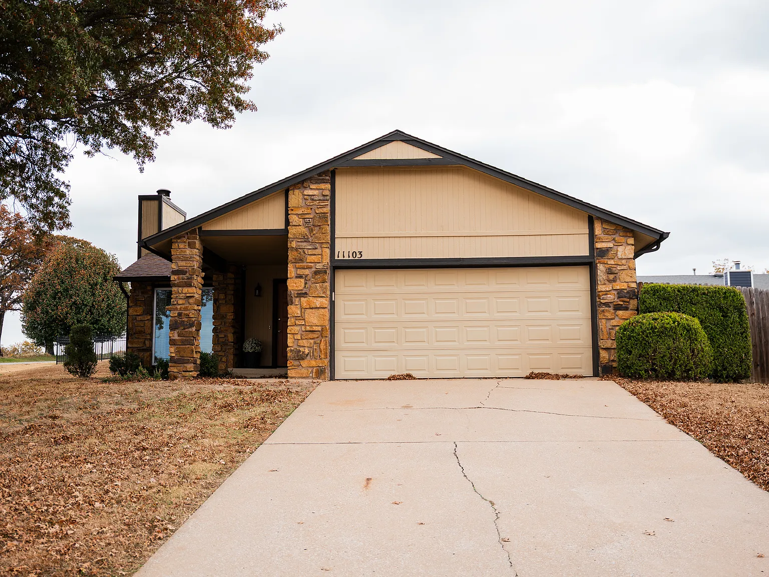 3 bed, 1340 sqft, $1,900 — Photo 2