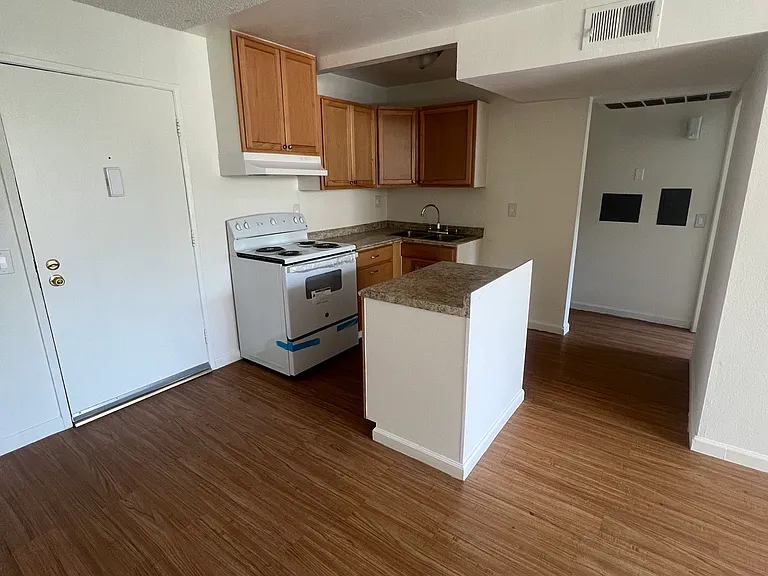 Lennox Lanai Apartments — Photo 11