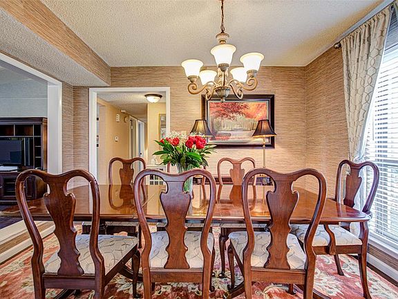 4th image of 2625 Briar Hill Dr