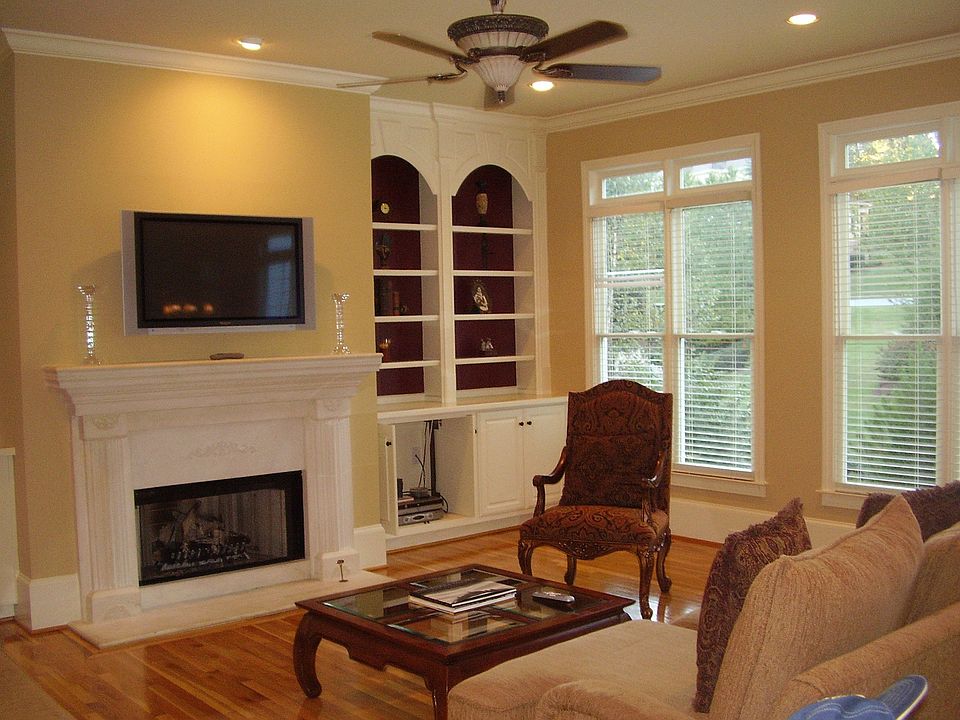 Light and airy Familyroom open to the kitchen