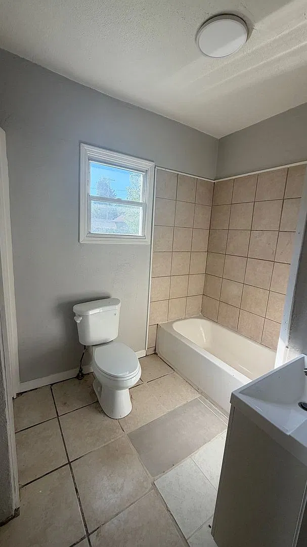 W 87TH 1280 Duplex — Photo 4