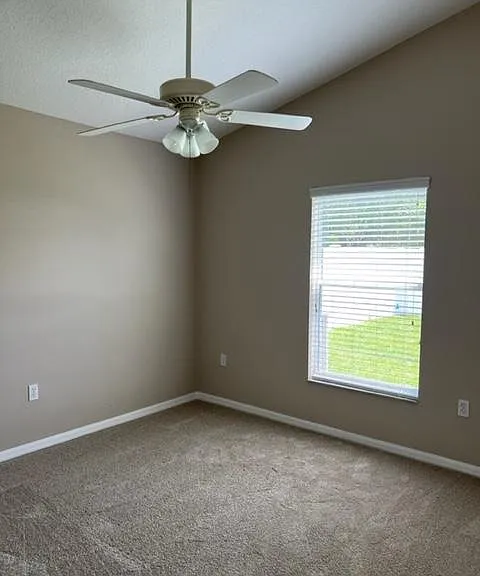 Second guest room overlooking the backyard