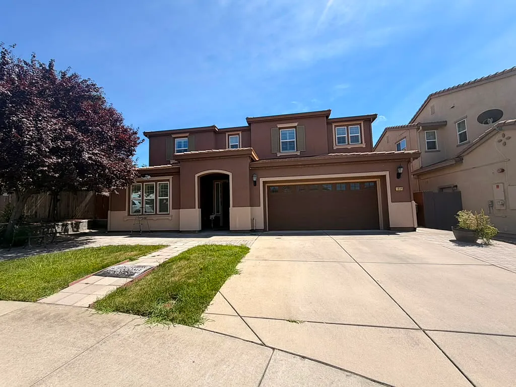 5 bed, 4.5 bath, 3285 sqft, $3,690 — Photo 1