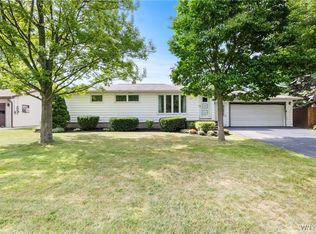 7375 Sunnydale Dr, Niagara Falls, NY 14304