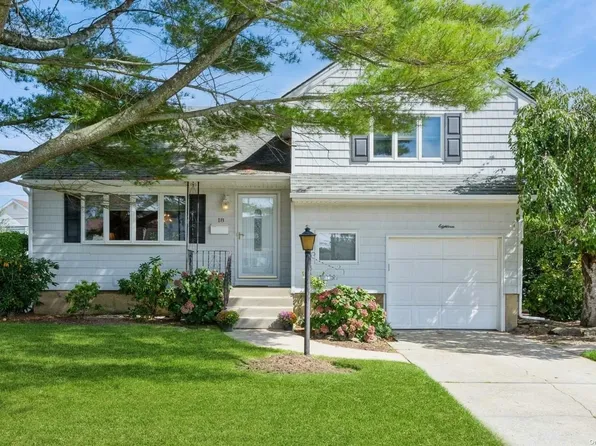 18 Sussex Avenue, Massapequa, NY 11758