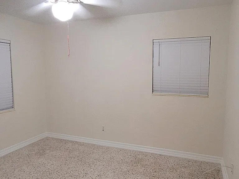 1013 Meadowlawn Dr N — Photo 17