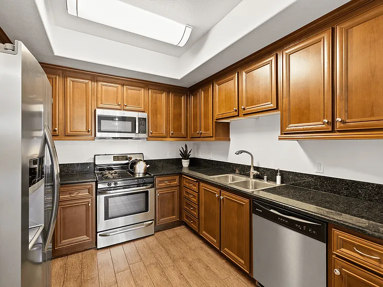 Le Blanc Apartments — Photo 20