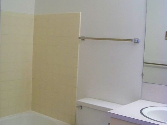 5th image of 1031 SE Maylor St APT 204