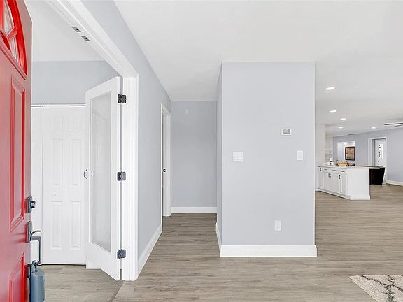 3rd image of 227 W Berkshire Cir