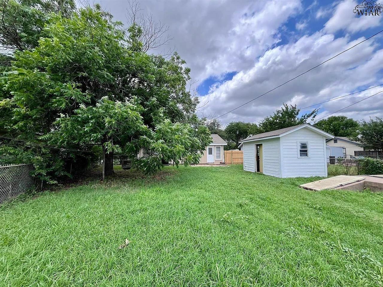 2 bed, 1.0 bath, 765 sqft, $1,300 — Photo 4