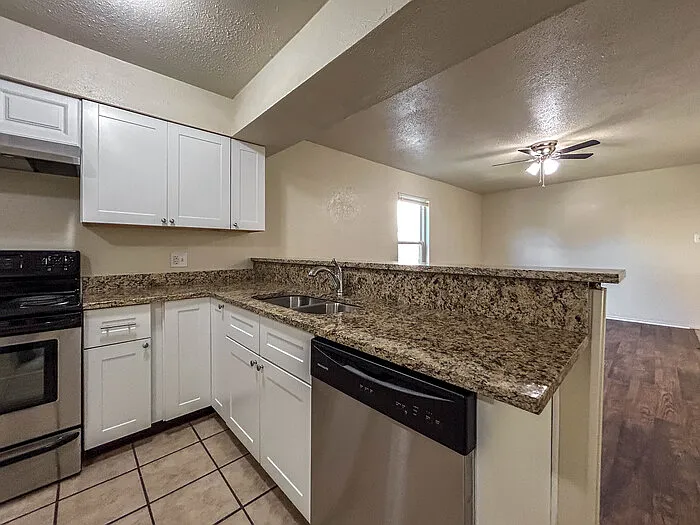 2 bed, 1.0 bath, 842 sqft, $1,095 — Photo 4