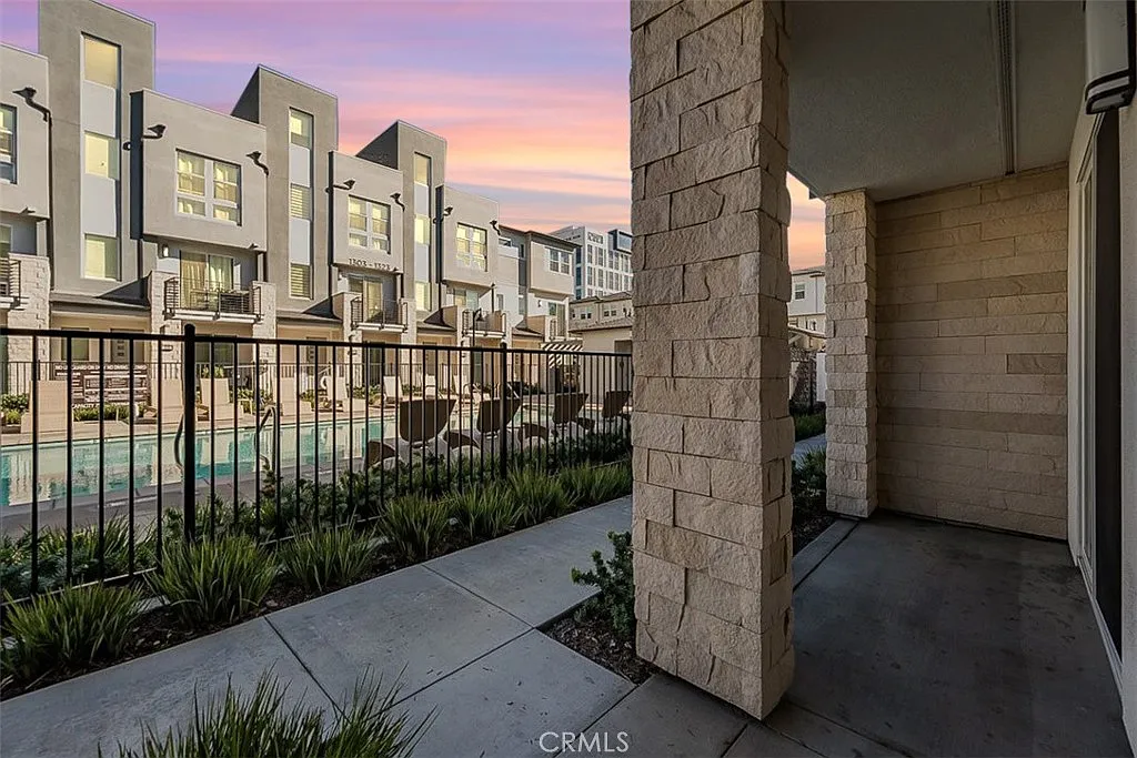 4 bed, 3.5 bath, 1913 sqft, $5,000 — Photo 1