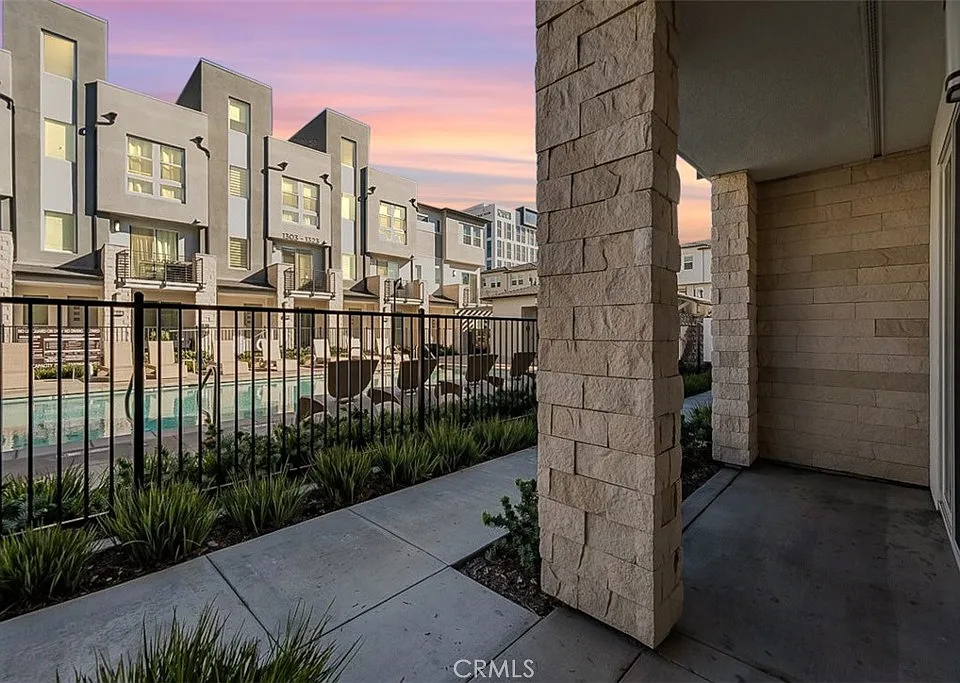 1415 W Cara Dr