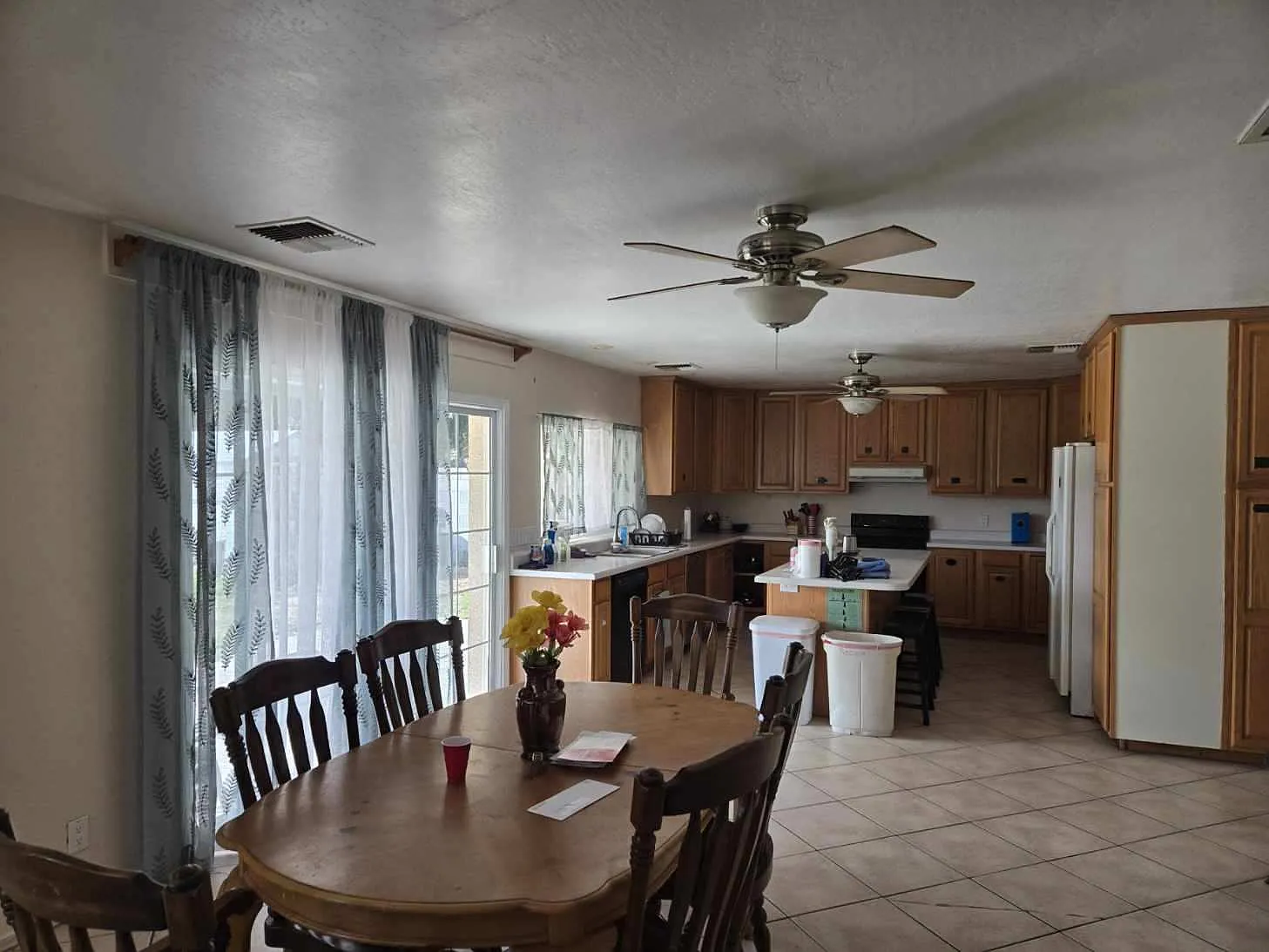 7 bed, 4029 sqft, $545 — Photo 3