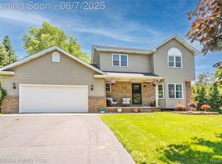 6713 Cheddar Valley Dr, Brighton, MI